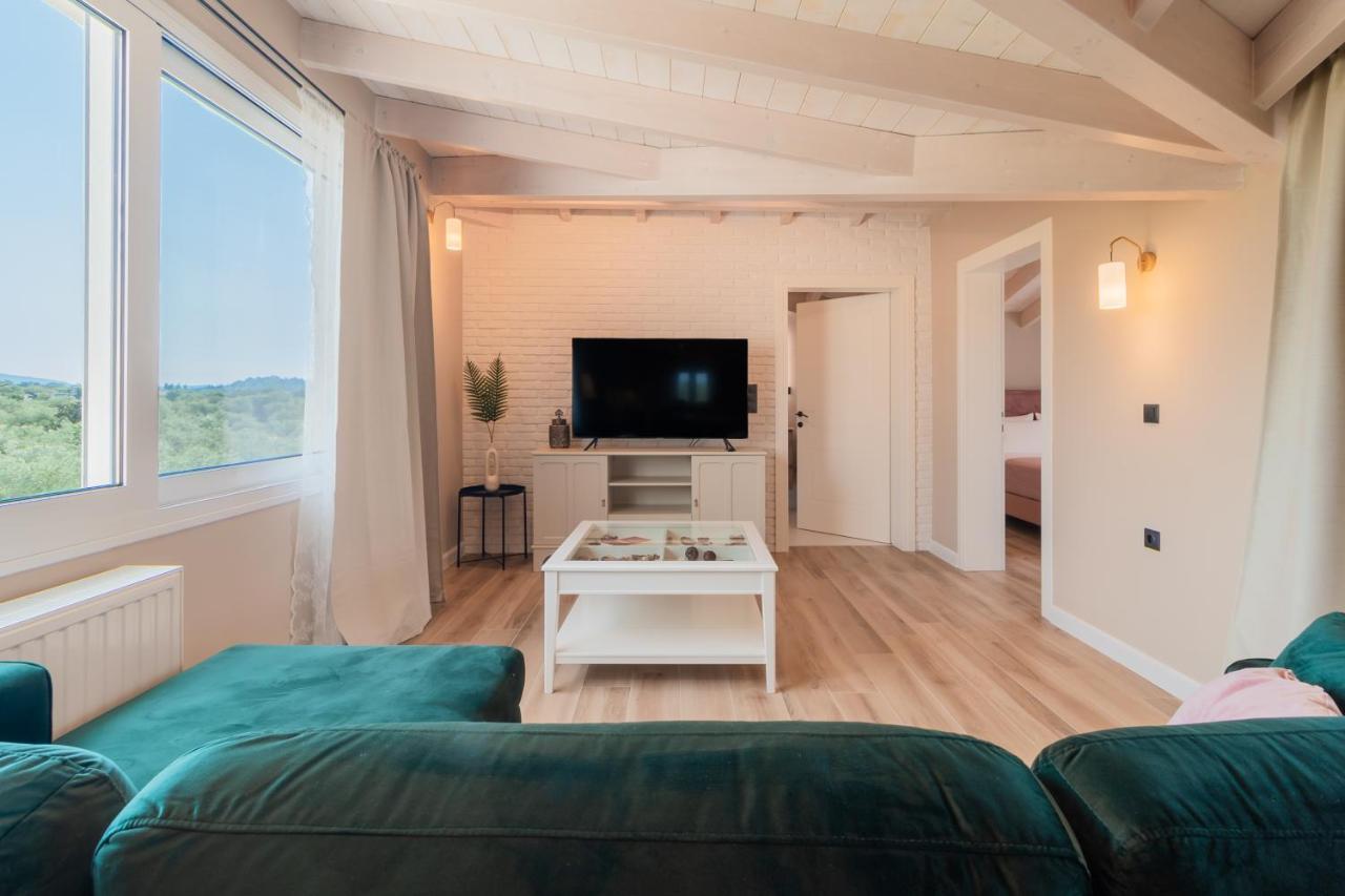 Melena Premium Suites Roda  Buitenkant foto