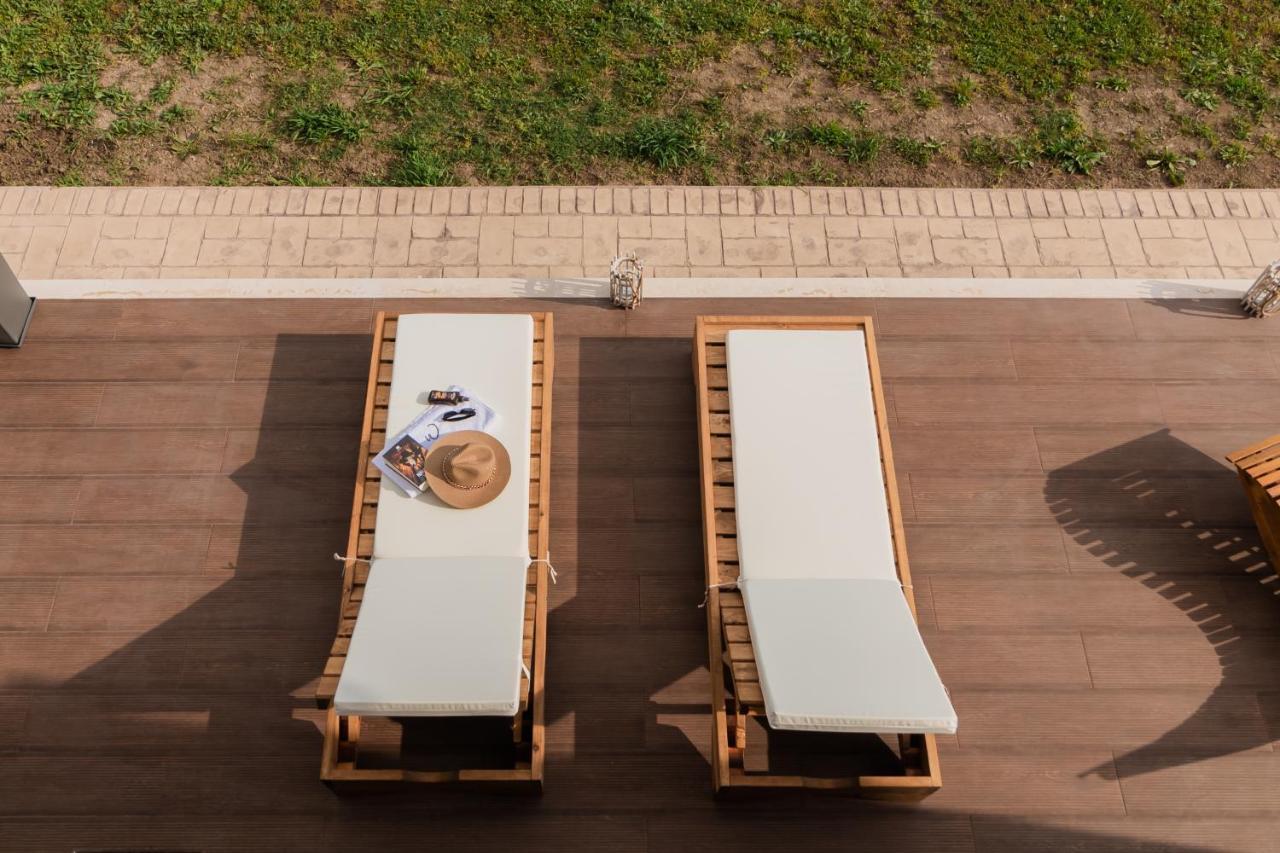 Melena Premium Suites Roda  Buitenkant foto