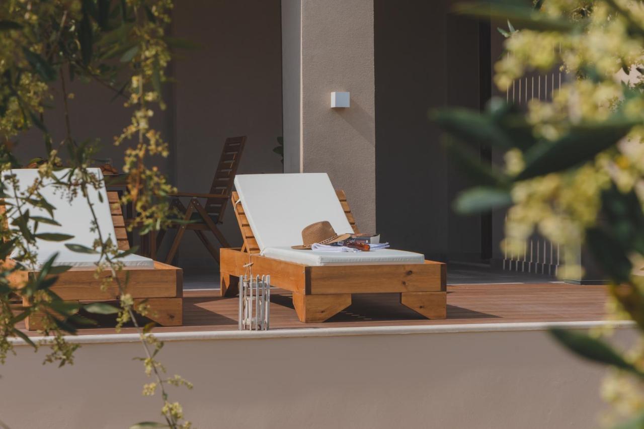Melena Premium Suites Roda  Buitenkant foto